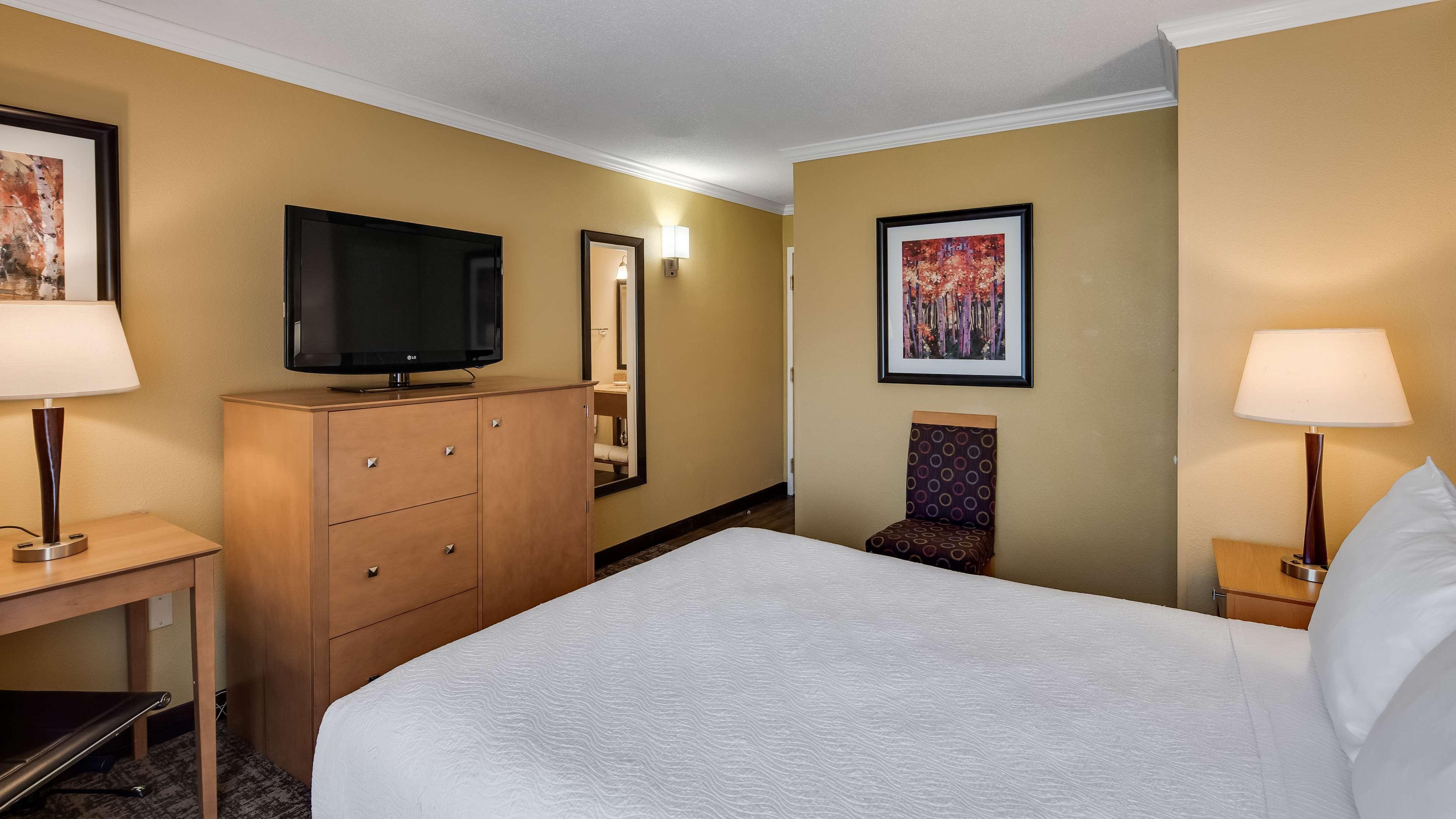 Best Western Plus Windjammer Inn & Conference Center Burlington Exterior foto
