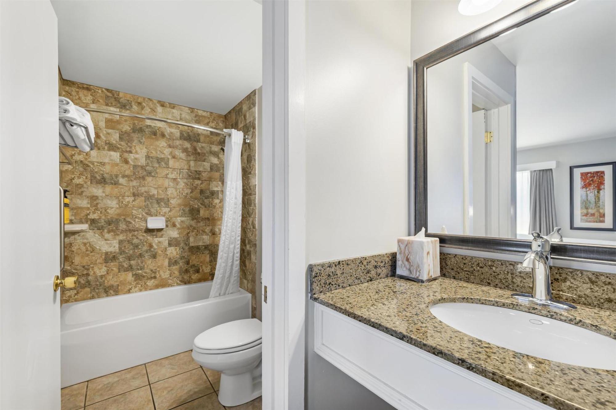 Best Western Plus Windjammer Inn & Conference Center Burlington Exterior foto